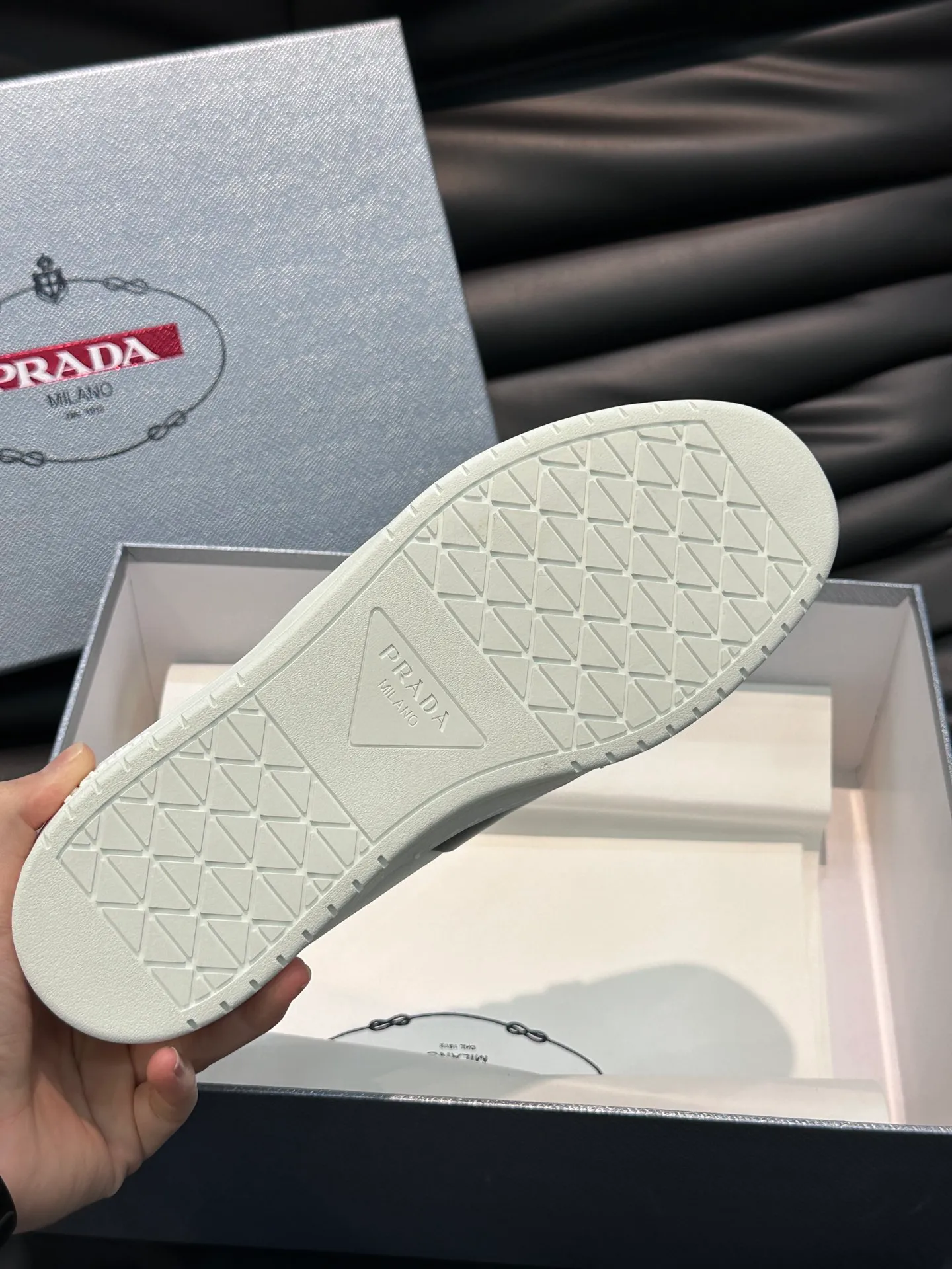 Men's shoes 💰p360 "Men's shoes 💰pRAD*" Prada's new high-end men's casual sports shoes. This leather sports shoe uses calfskin upper. The body of the shoe interprets the Prada letter brand logo from multiple angles. The brand logo is embellished on one side of the upper, all explaining the brand style. Sheepskin lining, lightweight, comfortable and durable! Size: 38-44